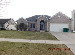 154 E Maplewood Dr, Sycamore, IL 60178