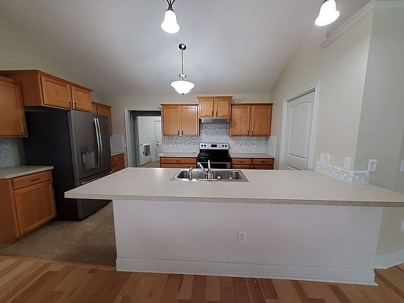 4th image of 2165 Waterbury Ln E