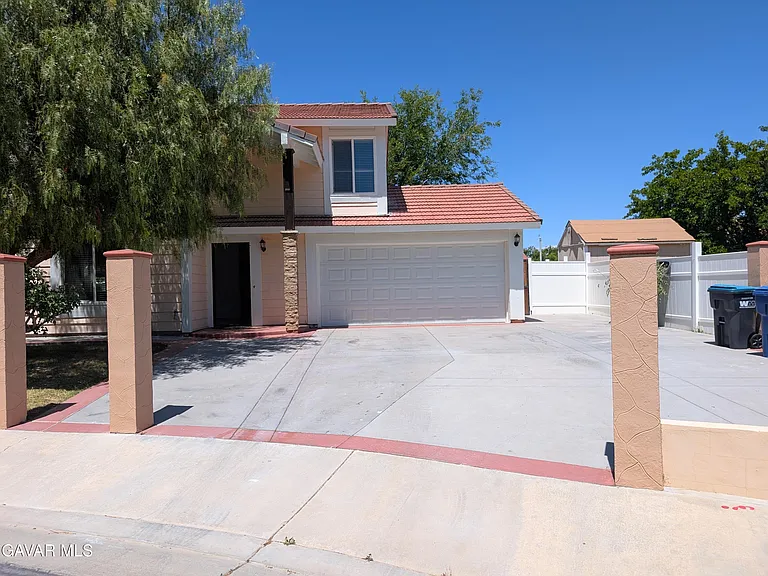 239 Katherine Ct — Photo 2