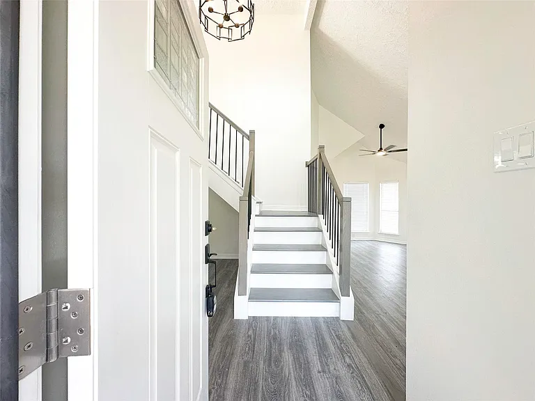 9843 Stableway Dr — Photo 4