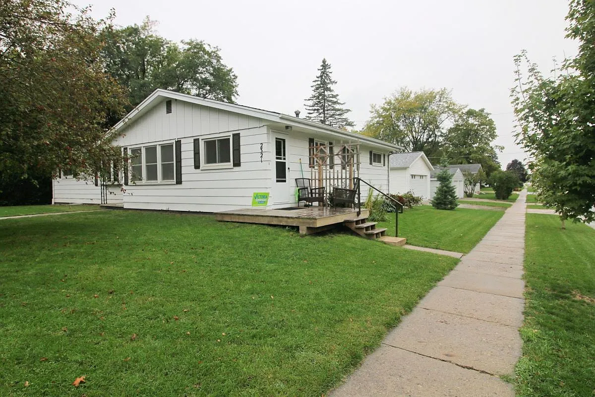 3 bed, 1.5 bath, 1420 sqft, $1,150 — Photo 1