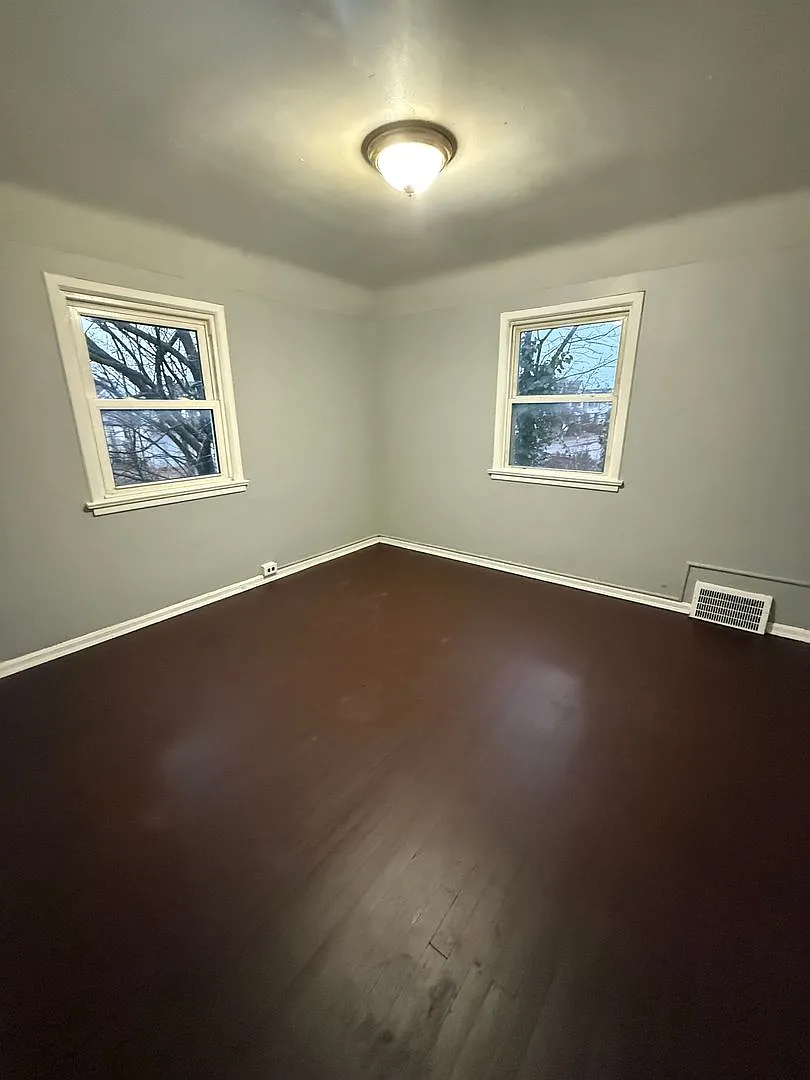 3bd Single Lee/Harvard Section 8/Cash Pay *1/2 Off Security Deposit Special* — Photo 3