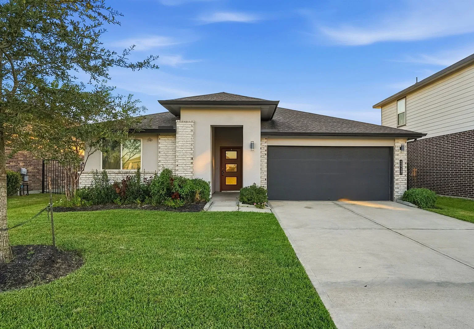 4 bed, 3.0 bath, 2202 sqft, $2,700 — Photo 2