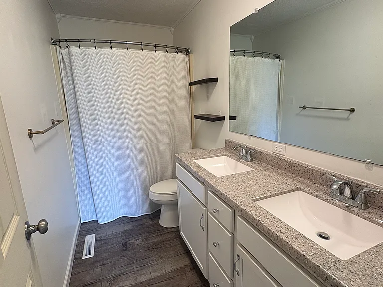1711 Ridgewood Dr — Photo 4