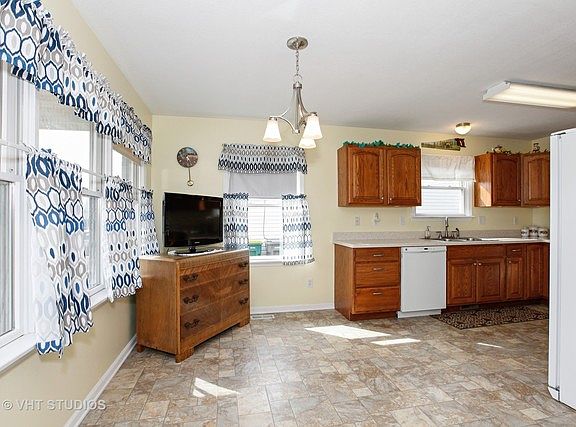 3rd image of 914 Waterford Ct