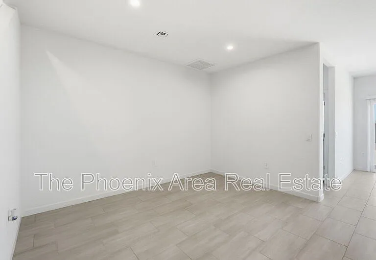 2761 W Seaver Ave — Photo 26
