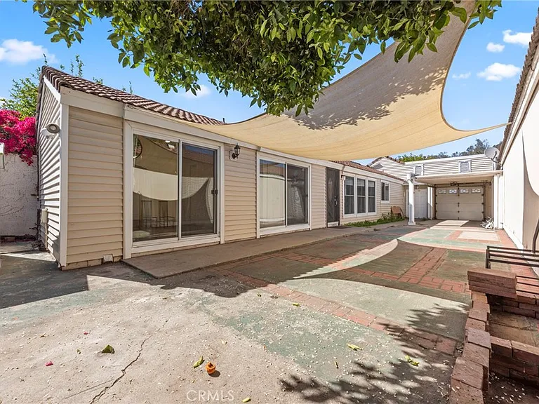 1552 Club Dr — Photo 9