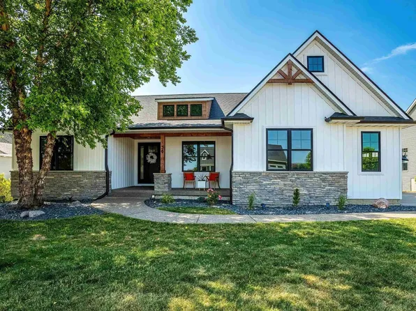 36 Country Club Ct, Le Claire, IA 52753
