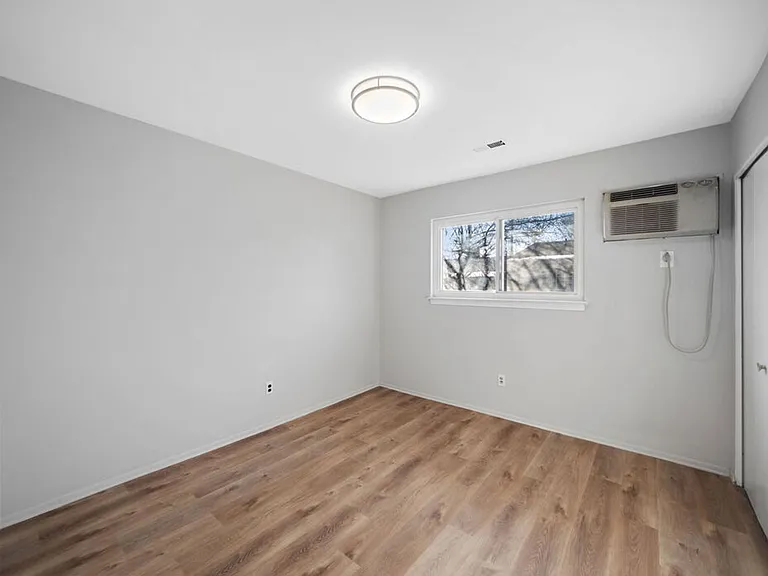Plymouth Gardens Apartments — Photo 15