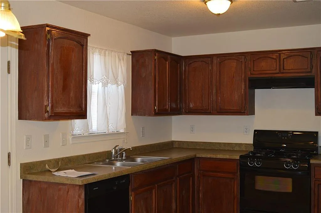 3 bed, 2.0 bath, 1167 sqft, $1,550 — Photo 4