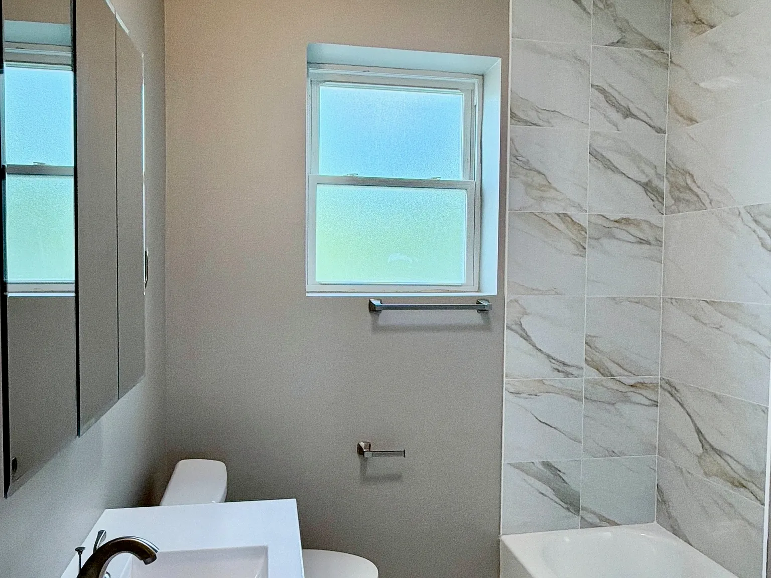 3 bed, 1100 sqft, $1,985 — Photo 3