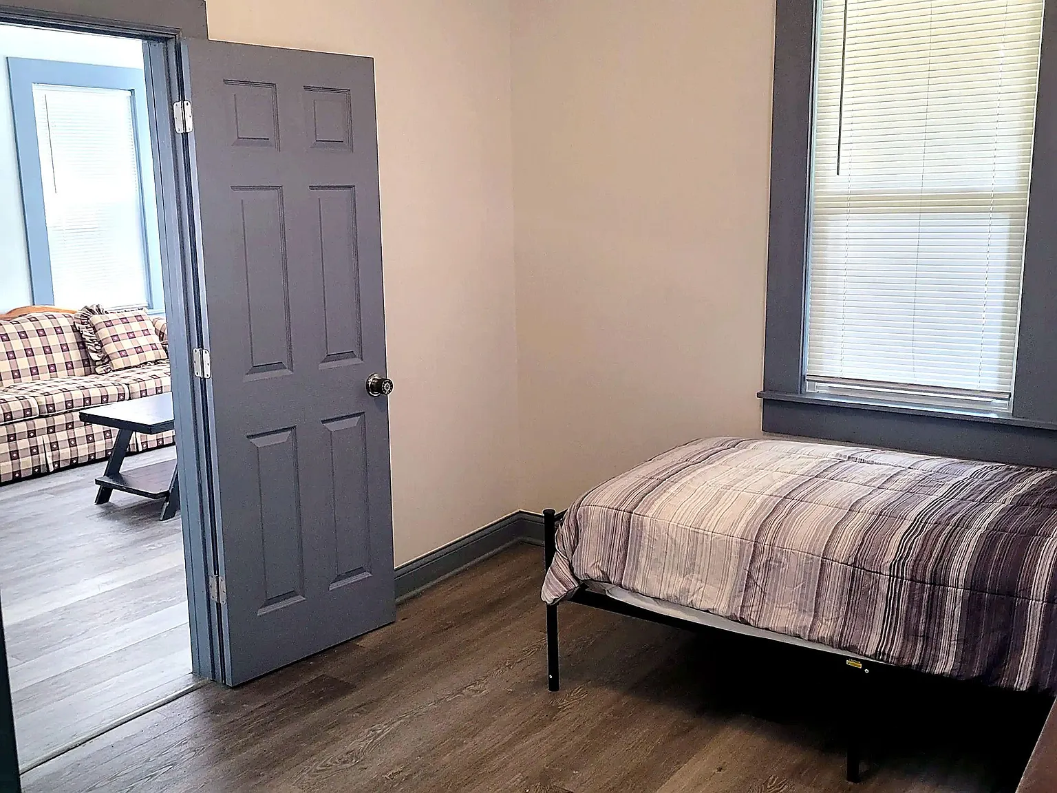 2 bed, 1.0 bath, 763 sqft, $1,048 — Photo 2