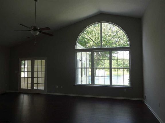 4th image of 553 Carlisle Ln