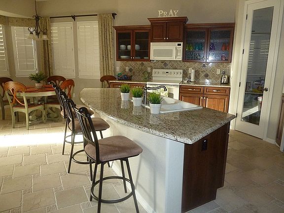 OPEN CONCEPT FAMILY/KITCHEN