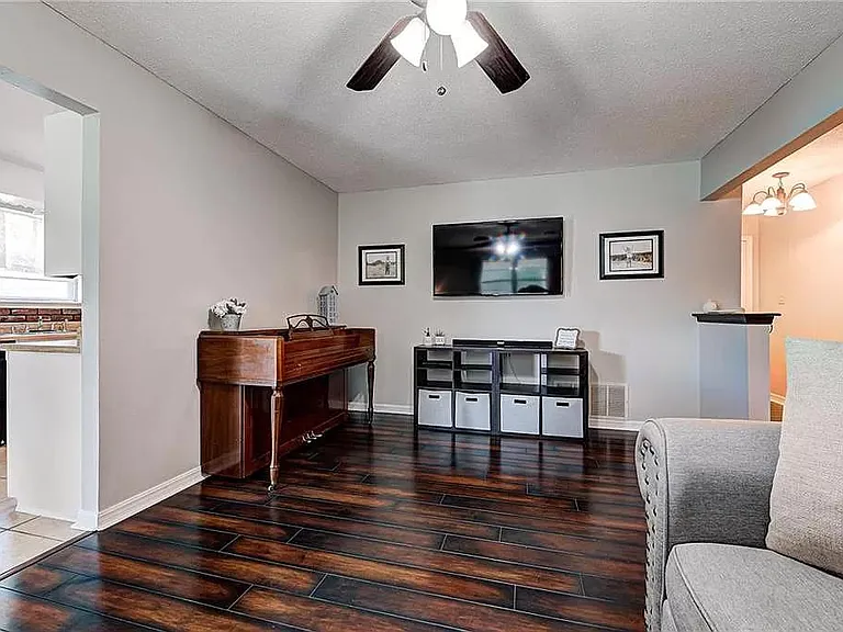 704 Crestmoor Dr — Photo 4