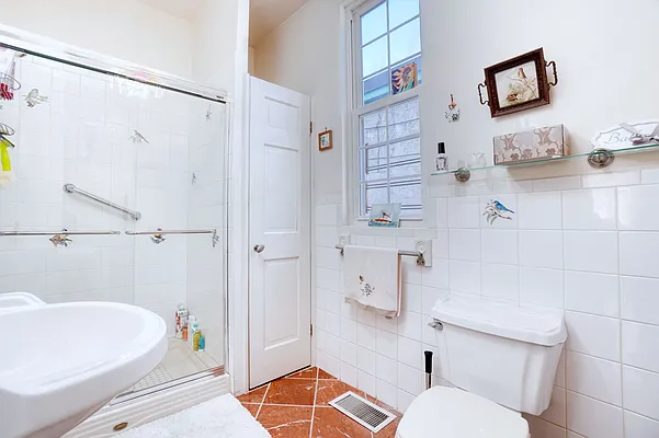 Bathroom, photo 2