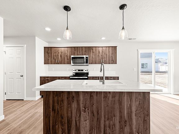 2nd image of 13723 Inman Ct