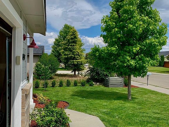 3rd image of 690 SW Lago