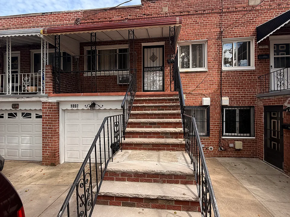 E 51st St