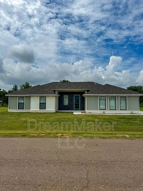 4 bed, 2.0 bath, 1742 sqft, $2,195 — Photo 1