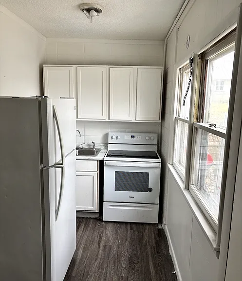 906 Gilbert St — Photo 4