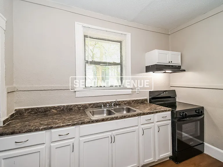204 W 23rd St — Photo 6