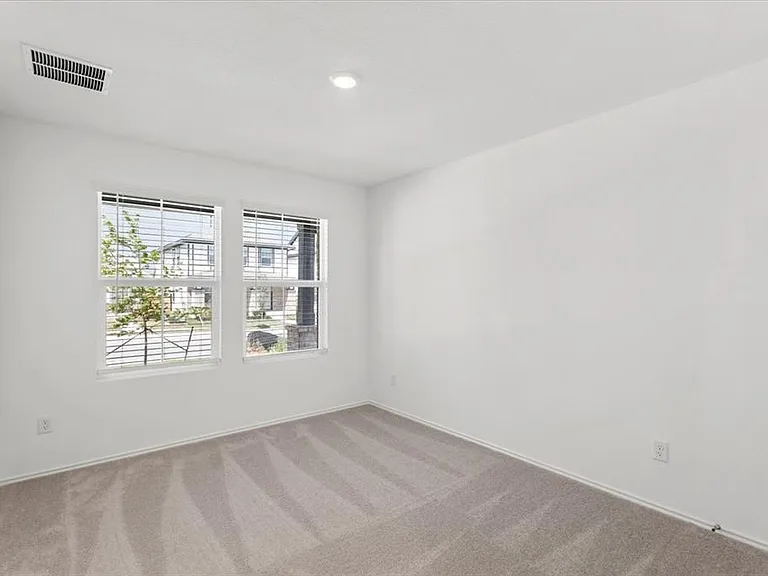 104 Donnington Dr — Photo 12