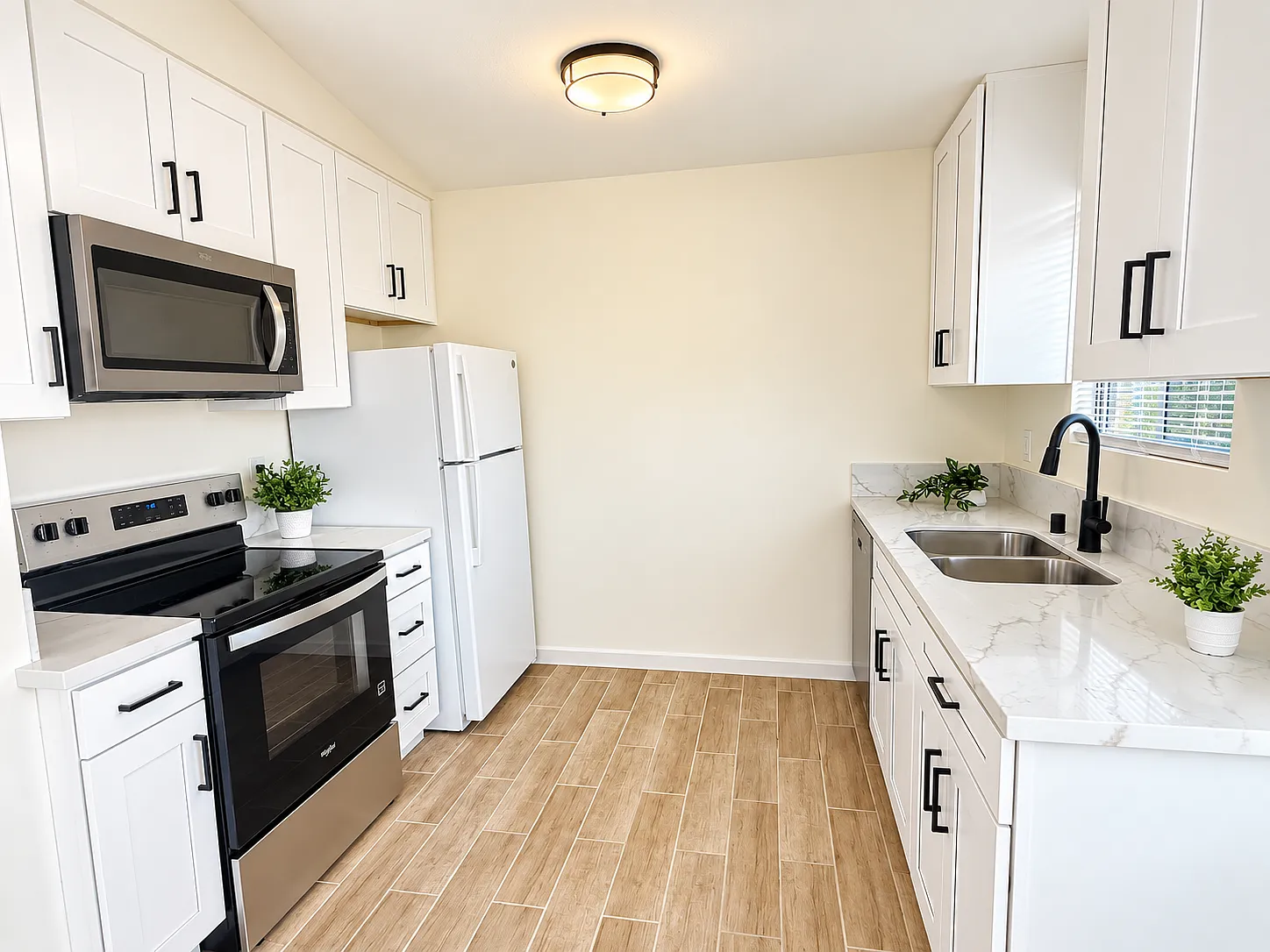 3 bed, 1105 sqft, $3,295 — Photo 3
