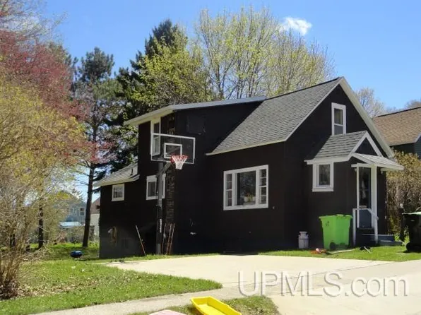 207 Chestnut St, Munising, MI 49862