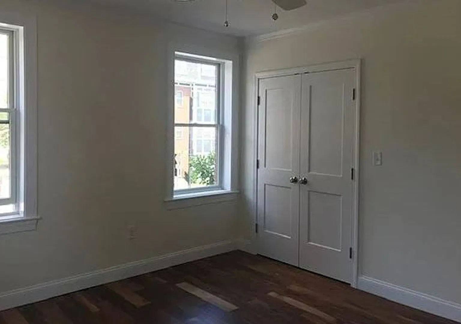 Charming 2 Bedroom-No Broker Fee — Photo 3