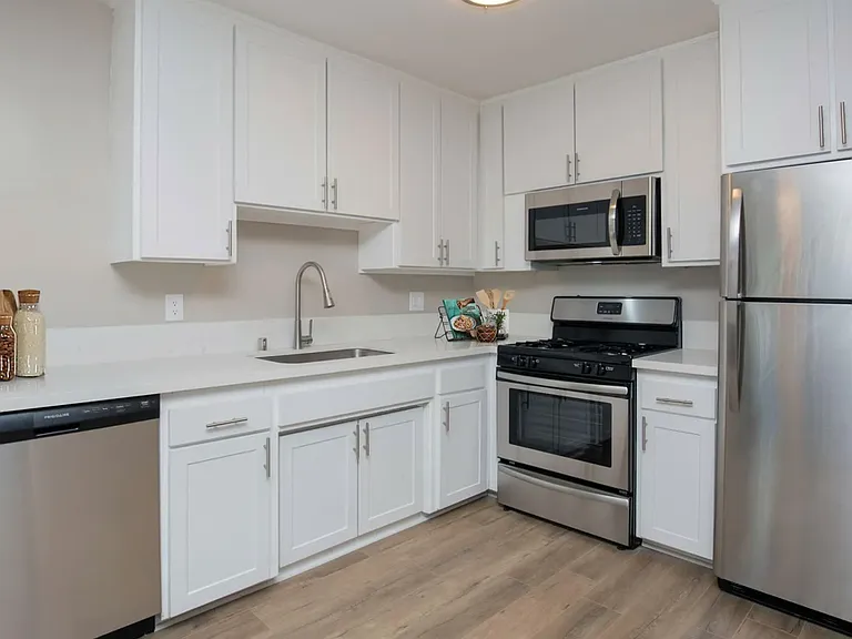 The Capri Apartments — Photo 5