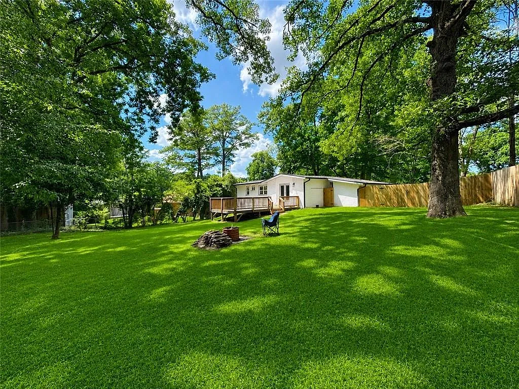 3 bed, 2.0 bath, 1204 sqft, $2,150 — Photo 3