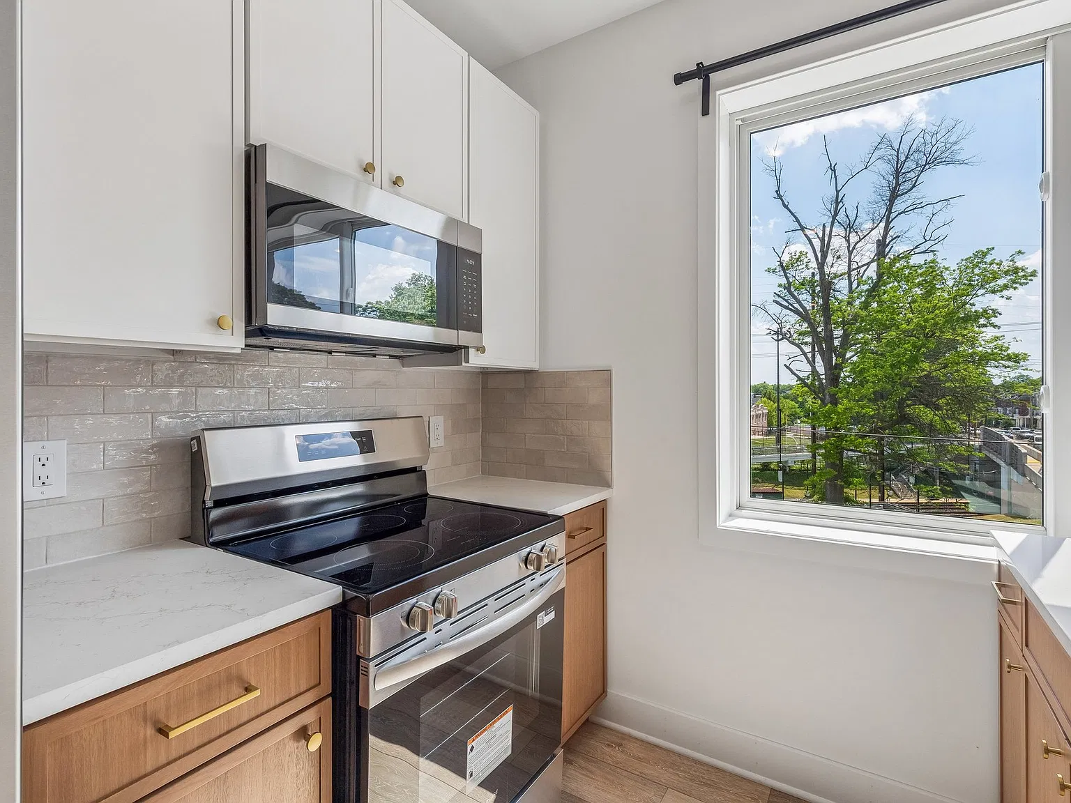 2 bed, 842 sqft, $2,300 — Photo 3