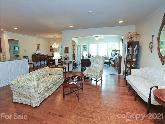 5th image of 2083 Kennedy Dr