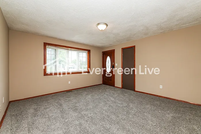 1101 Rossiter Dr — Photo 4