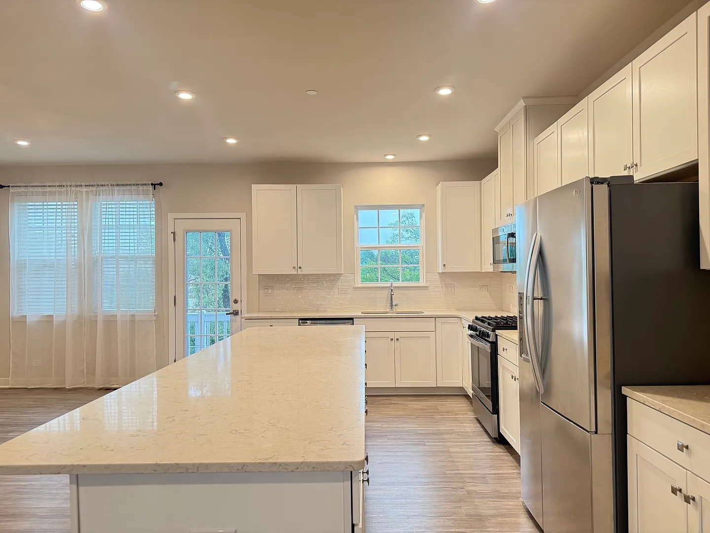 3 bed, 2.5 bath, 2000 sqft, $3,700 — Photo 4