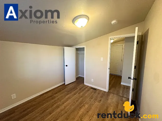 3 bedroom 1 bathroom home with large fenced yard! — Photo 18