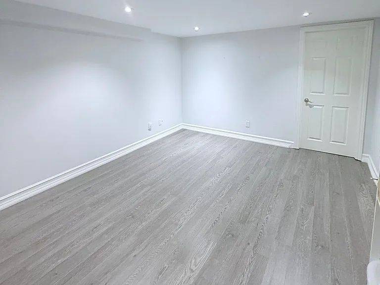 70 Robertson Close #BASEMENT — Photo 7