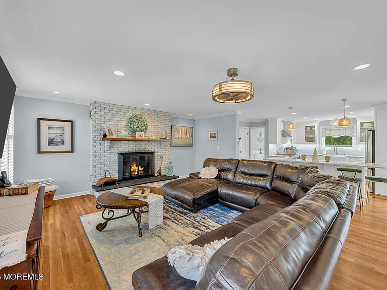 60 Farrell Dr — Photo 6