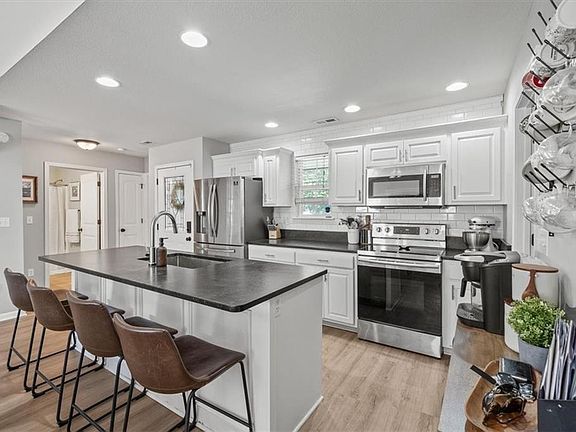 5th image of 2212 E Willow Pointe Cir