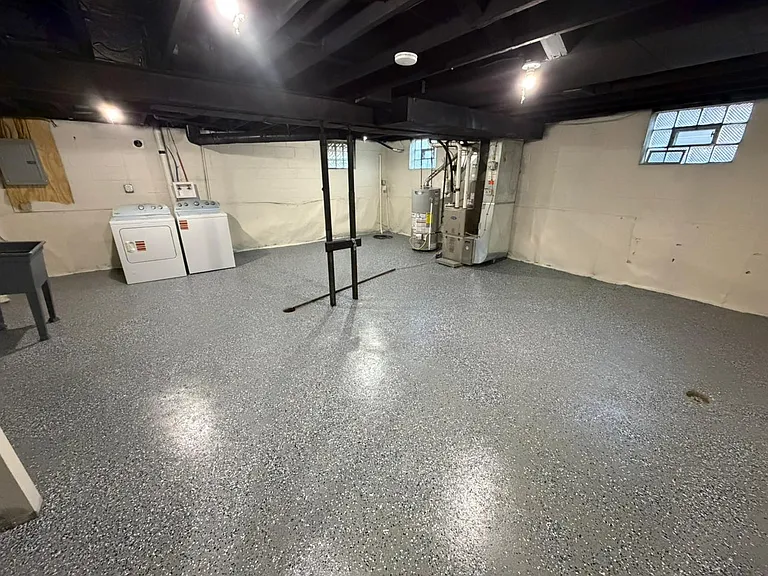 605 Thompson Ave — Photo 15