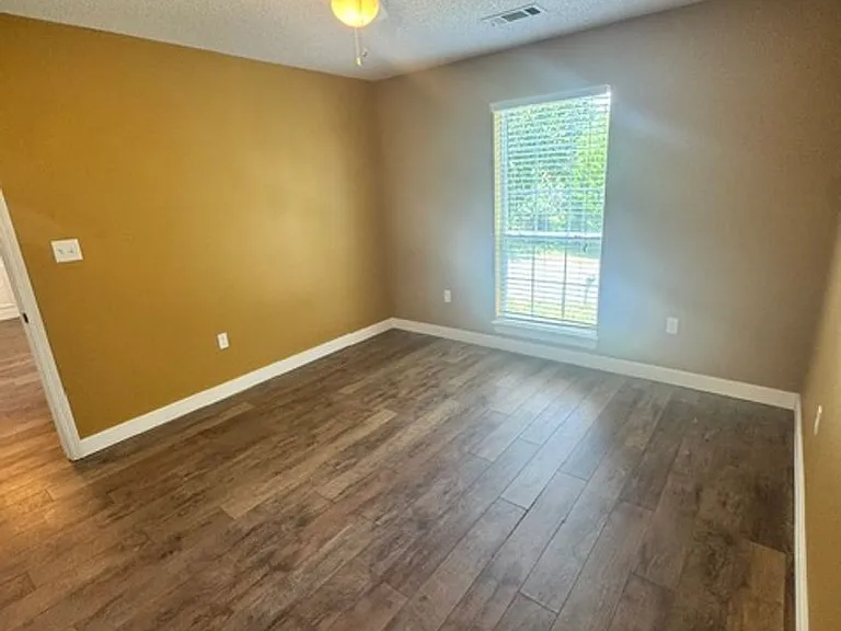 712 Denise Dr — Photo 5