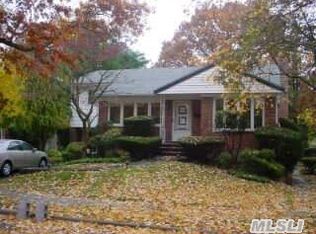 134 Briarcliff Rd, Westbury, NY 11590