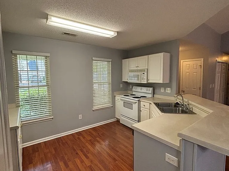 327 Springfield Cir — Photo 3
