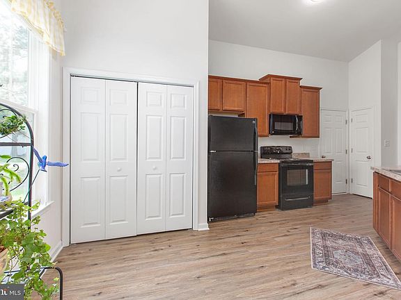 4th image of 211 Meadow Ave