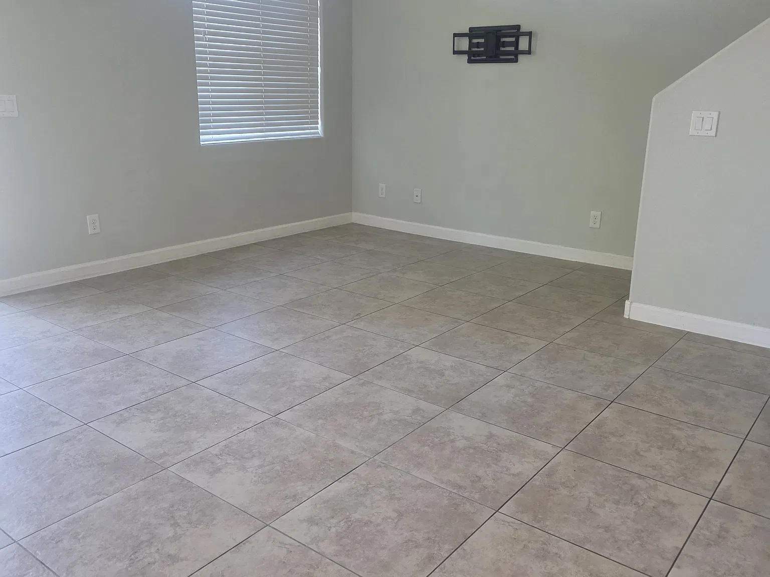 3 bed, 1394 sqft, $2,050 — Photo 2