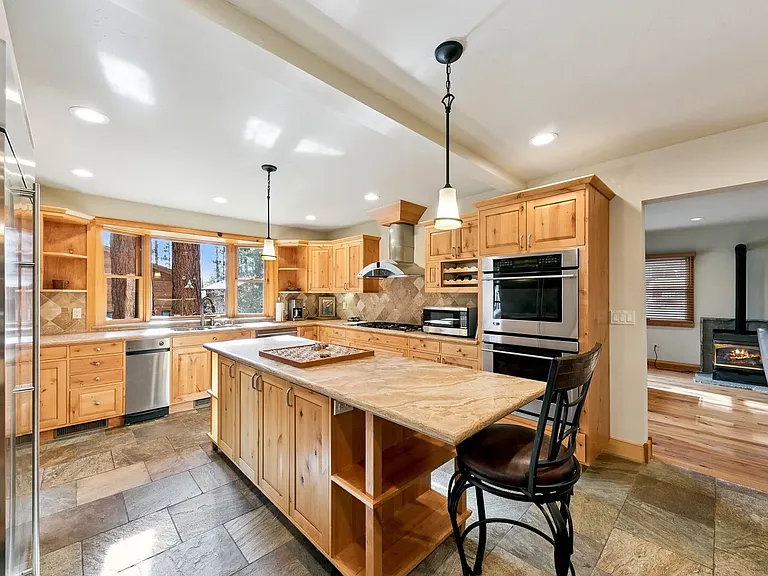 458 Center St — Photo 20