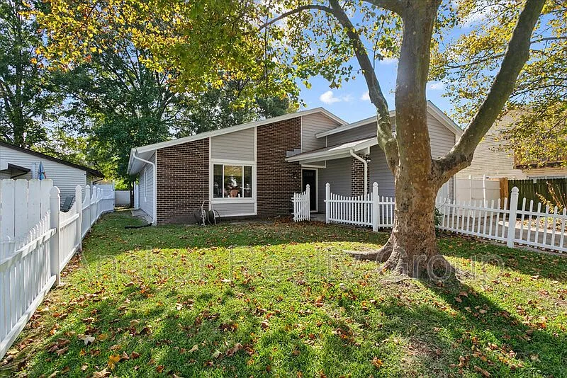 3 bed, 2.0 bath, 1571 sqft, $3,900 — Photo 3