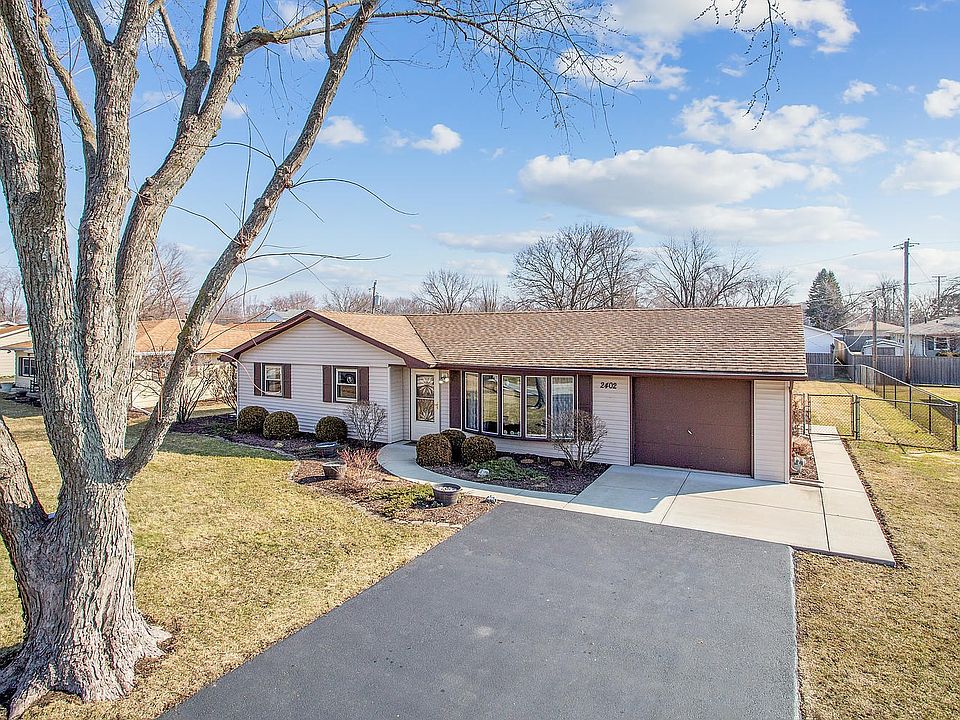 Well Kept, one owner home in Plainfield!  Just wait until the flowers start blooming along the sidew