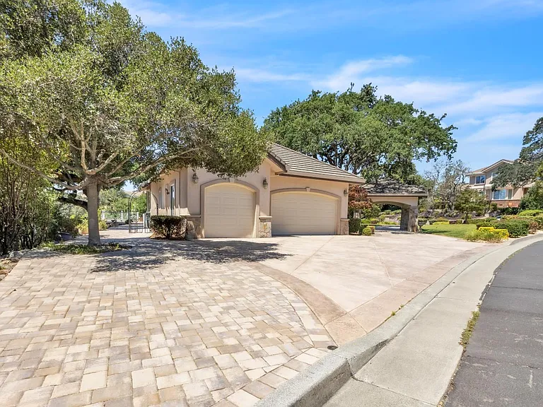 5237 Sunridge Dr — Photo 2